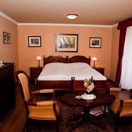 וולקה פופוביצה Hotel Zamek Stirin מראה חיצוני תמונה