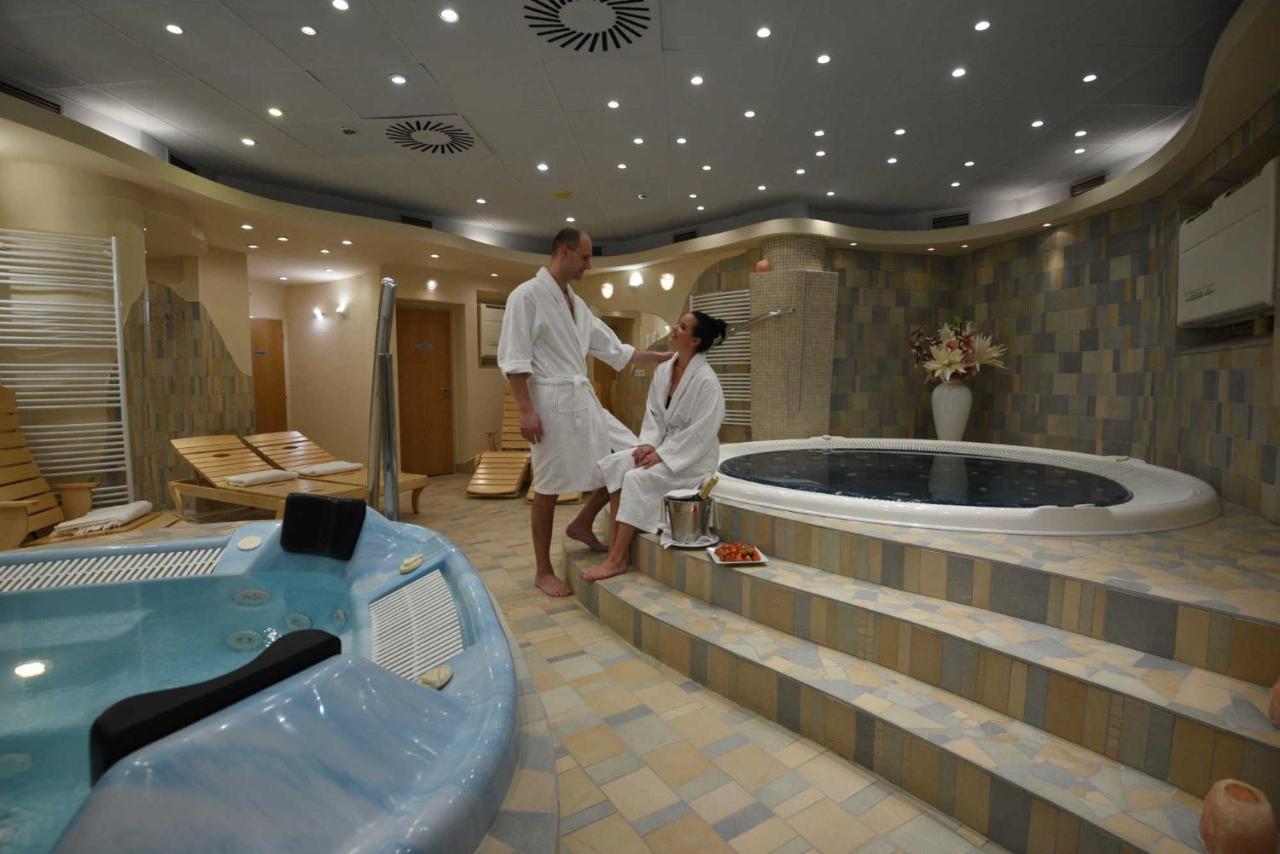 וולקה פופוביצה Hotel Zamek Stirin מראה חיצוני תמונה