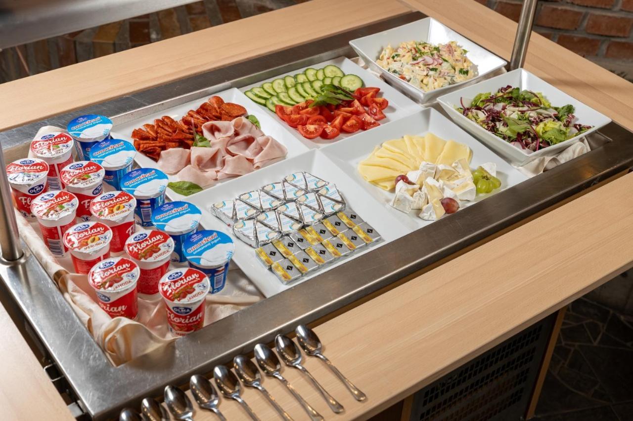 וולקה פופוביצה Hotel Zamek Stirin מראה חיצוני תמונה