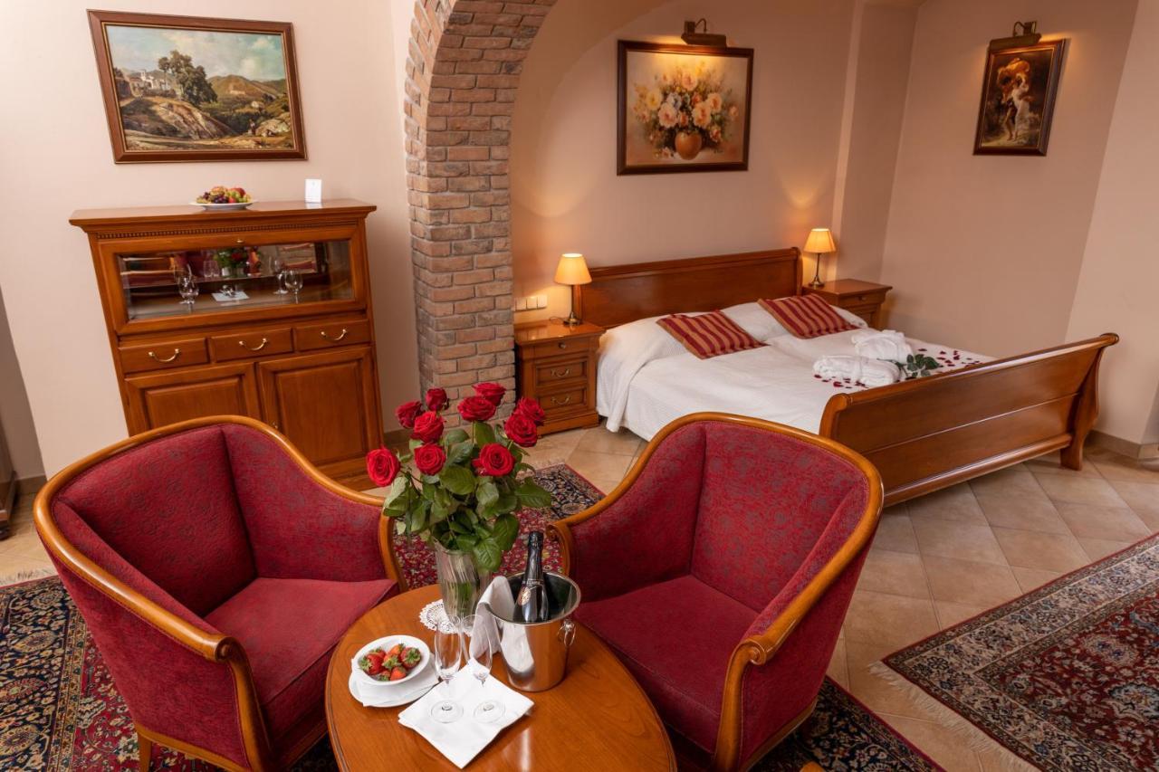 וולקה פופוביצה Hotel Zamek Stirin מראה חיצוני תמונה