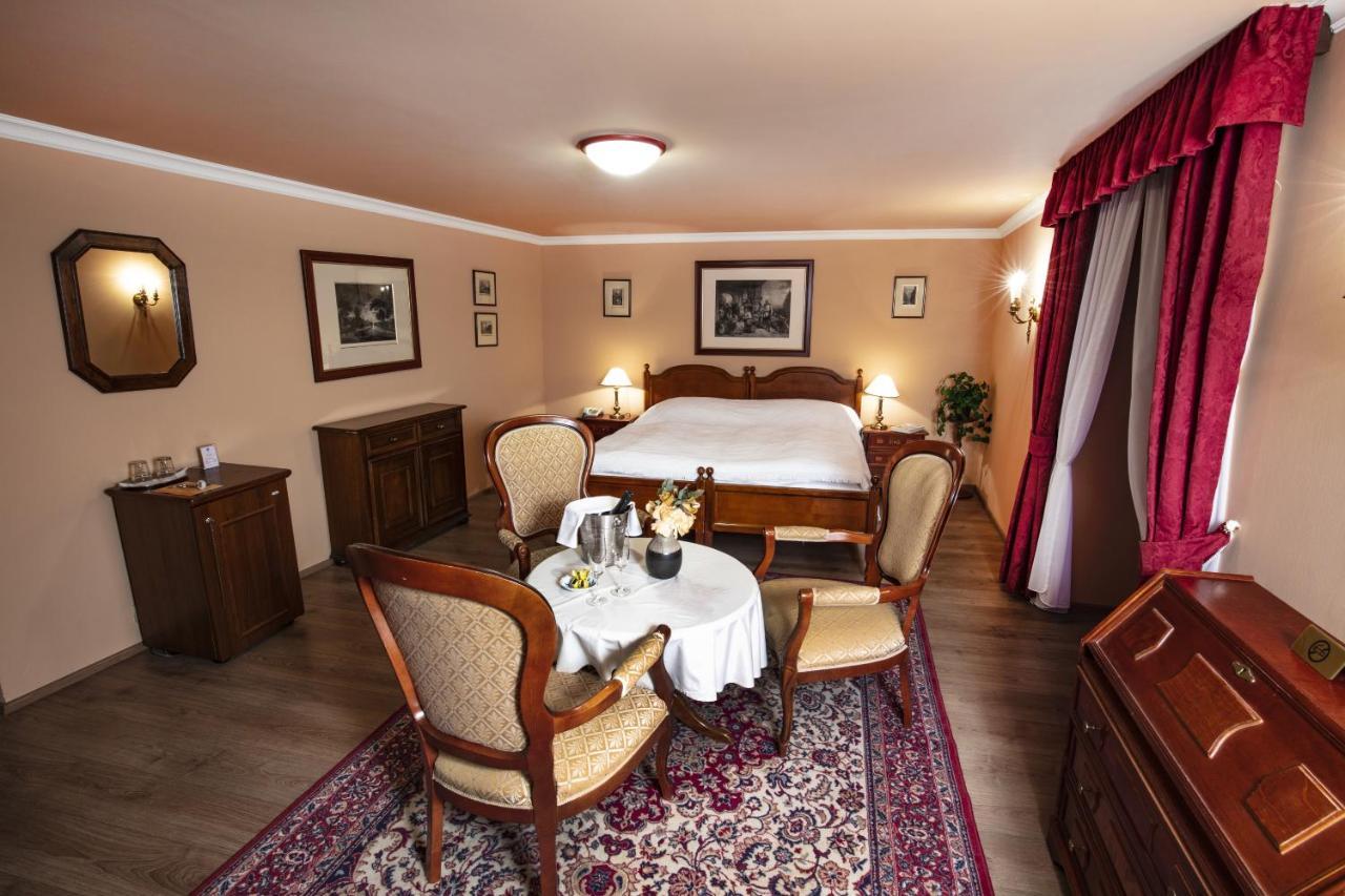 וולקה פופוביצה Hotel Zamek Stirin מראה חיצוני תמונה