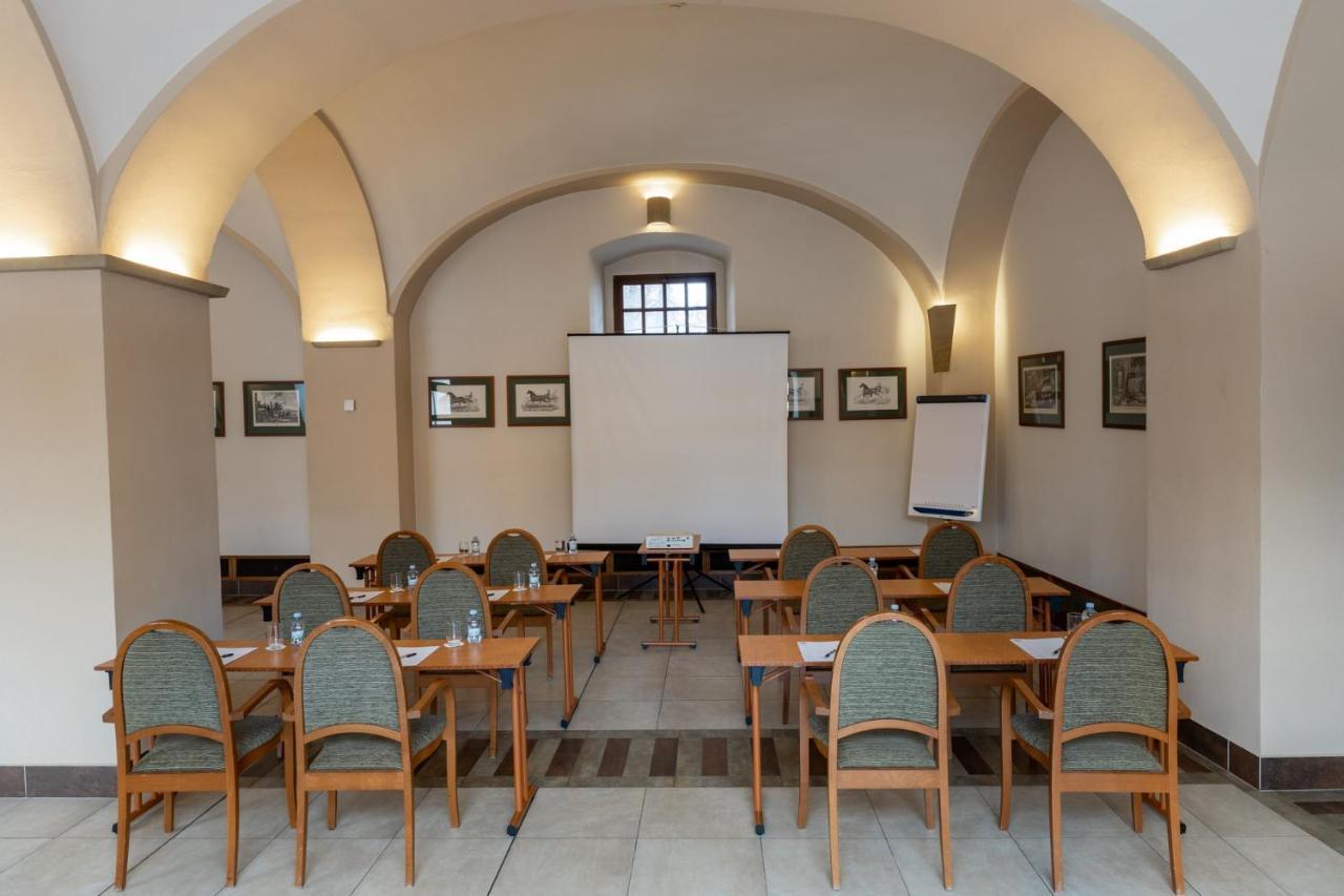וולקה פופוביצה Hotel Zamek Stirin מראה חיצוני תמונה