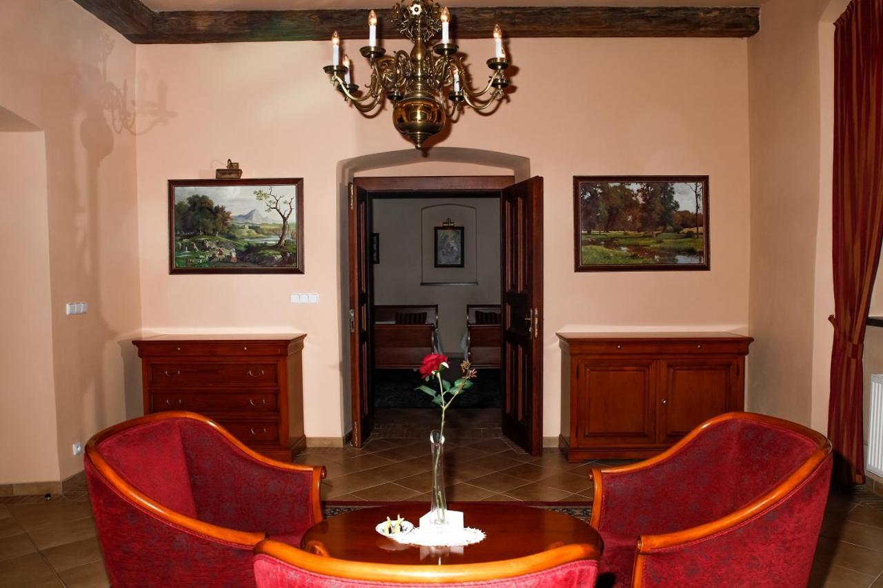 וולקה פופוביצה Hotel Zamek Stirin מראה חיצוני תמונה