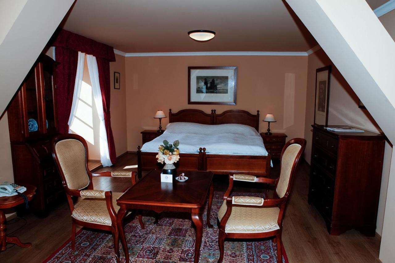 וולקה פופוביצה Hotel Zamek Stirin מראה חיצוני תמונה