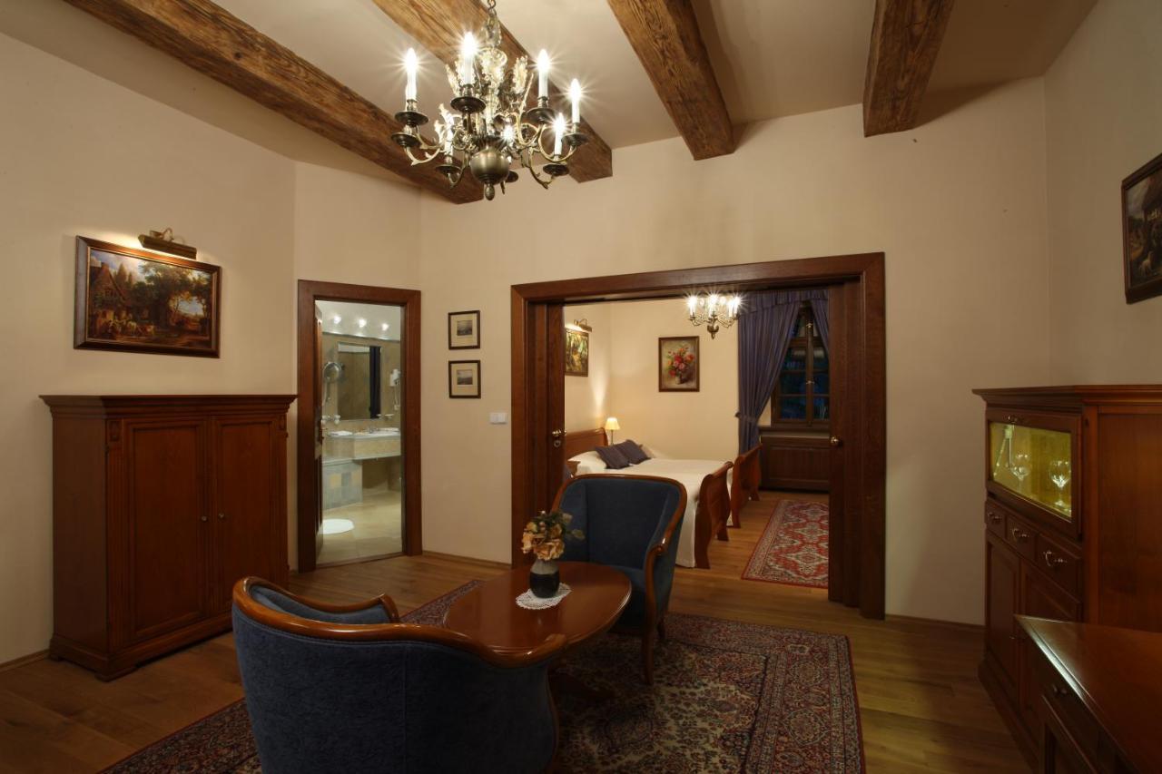 וולקה פופוביצה Hotel Zamek Stirin מראה חיצוני תמונה